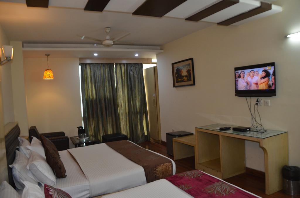 Hotel Milan Deluxe Νέο Δελχί Εξωτερικό φωτογραφία