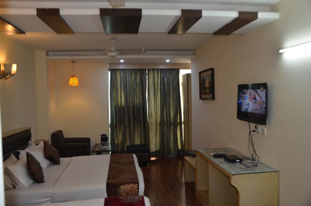 Hotel Milan Deluxe Νέο Δελχί Εξωτερικό φωτογραφία