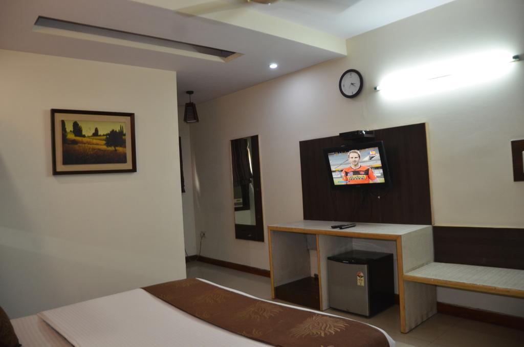 Hotel Milan Deluxe Νέο Δελχί Εξωτερικό φωτογραφία