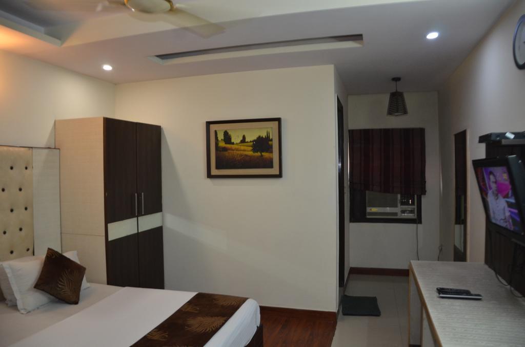 Hotel Milan Deluxe Νέο Δελχί Εξωτερικό φωτογραφία