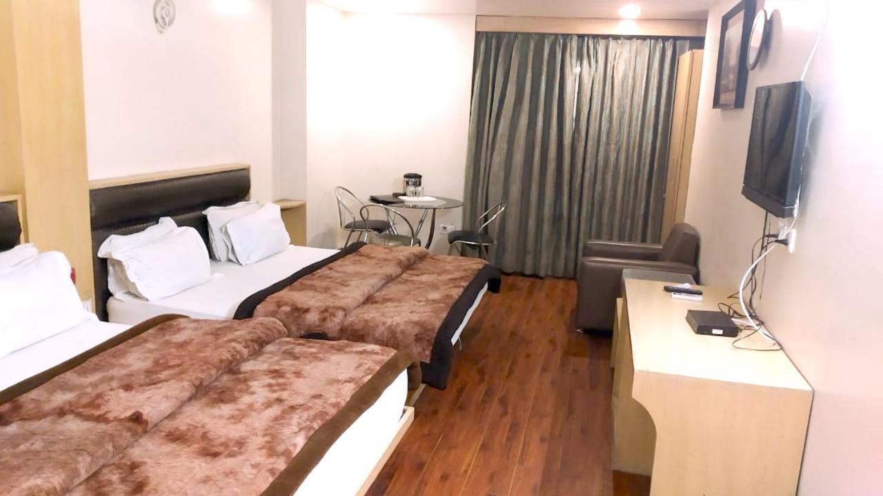 Hotel Milan Deluxe Νέο Δελχί Εξωτερικό φωτογραφία