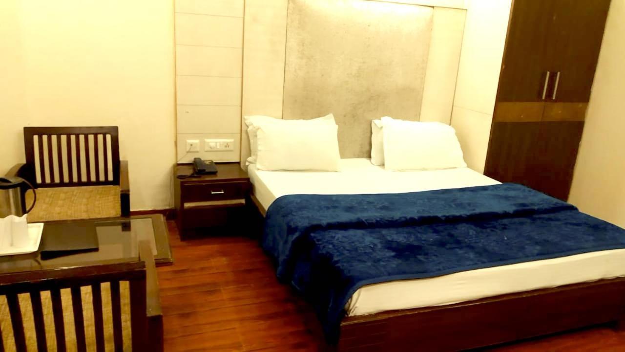 Hotel Milan Deluxe Νέο Δελχί Εξωτερικό φωτογραφία