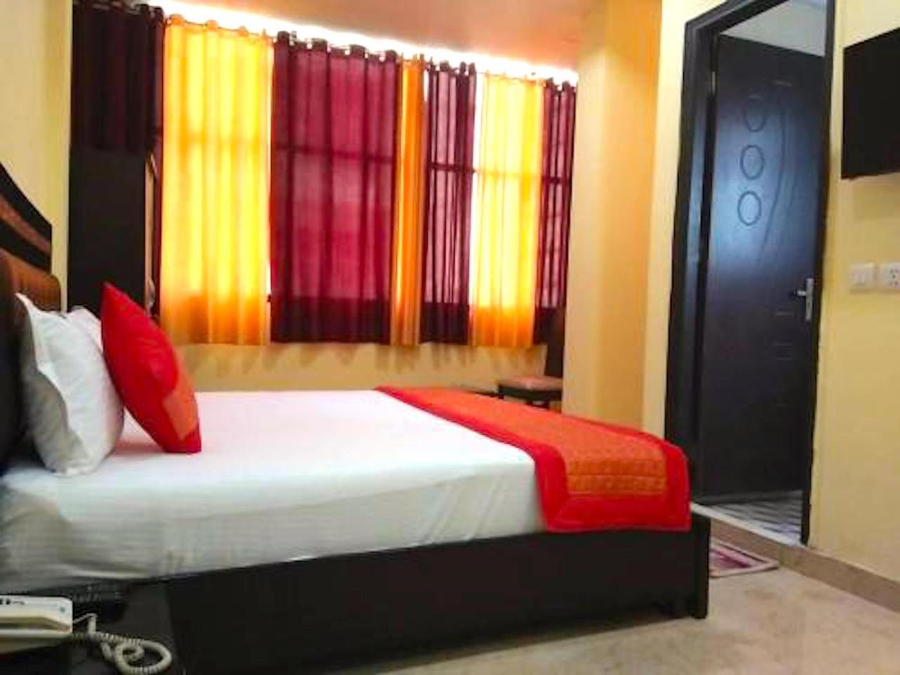 Hotel Milan Deluxe Νέο Δελχί Εξωτερικό φωτογραφία